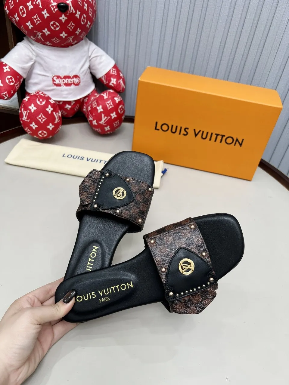 👟👟Ex-factory price 320👟👟 Genuine leather sole +40 Louis Vuitton, 1:1 advanced customization upper, fabric: customized LV special fabric, lining: sheepskin, original molding hardware, code number: 35-42, order with pictures, welcome to send pictures to place an order,